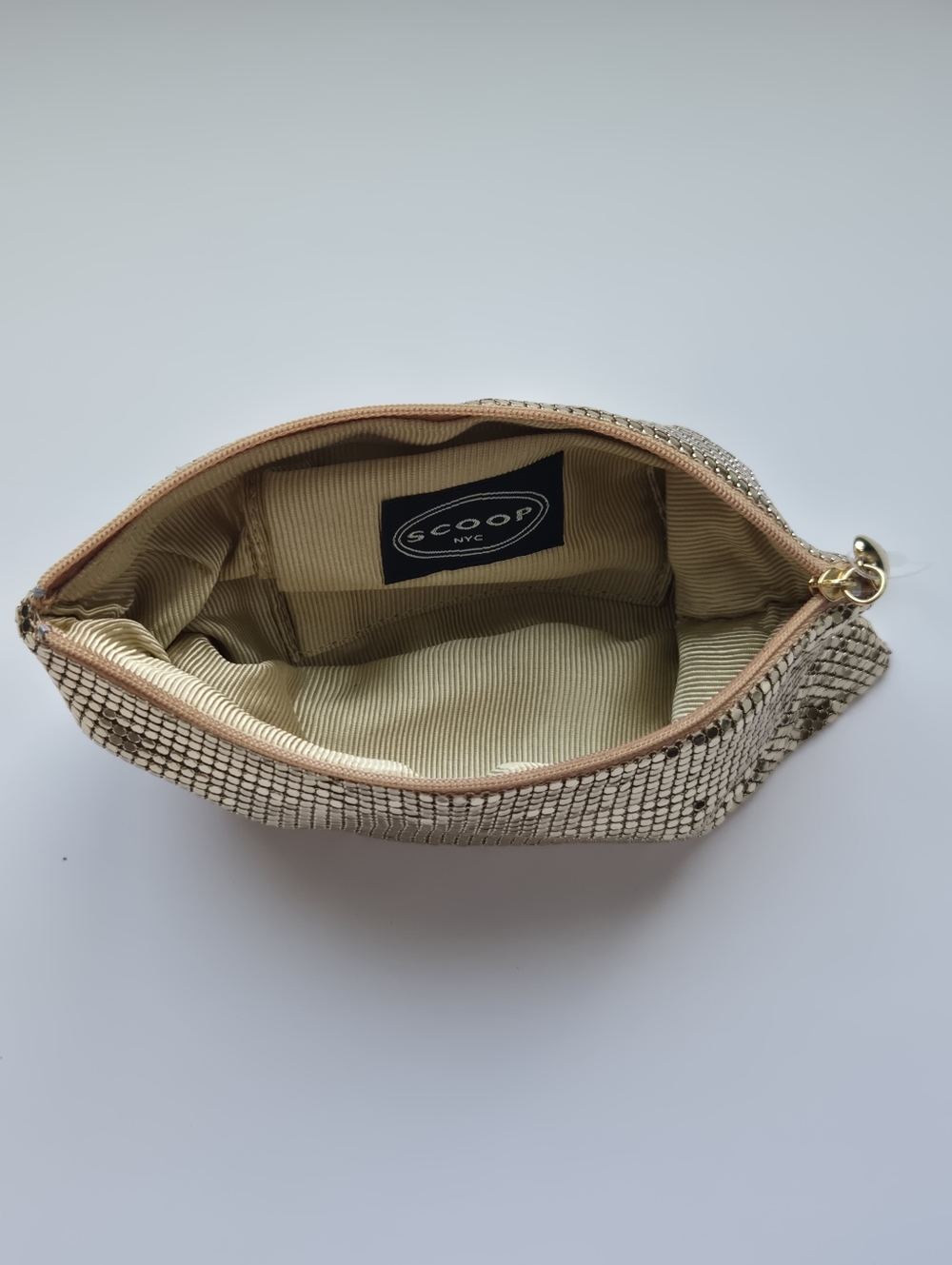 NWOT Scoop NYC Gold Metal Mesh Evening Clutch w Heart Zipper Pull - Deadstock - Picture 2 of 9